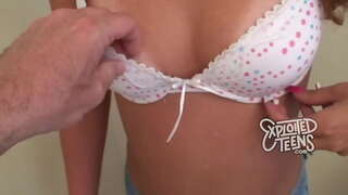 19 anyos nga mainit nga tin-edyer fucks ug gets sa usa ka baba nga puno sa cum