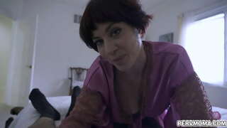 Развратная мамочка Джессика Райан берет к себе своего пасынка, чтобы сосать его молодой член