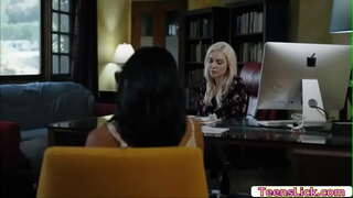 Avi Αγάπη απλά να παρακολουθήσετε Κένζι Τέιλορ απολαμβάνει γλείφει το μουνί