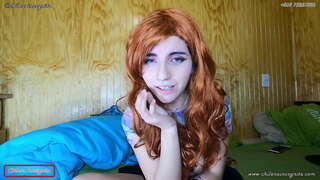 Cô gái được vui mừng ở trước màn hình