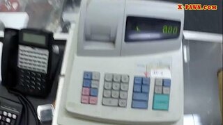 Gata rubio vende o seu bolsas e trituradas