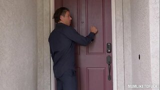 Milf Eva Notty stopft Hir enk Möse mat massive Schwanz, während Si Hir grouss boobs sway